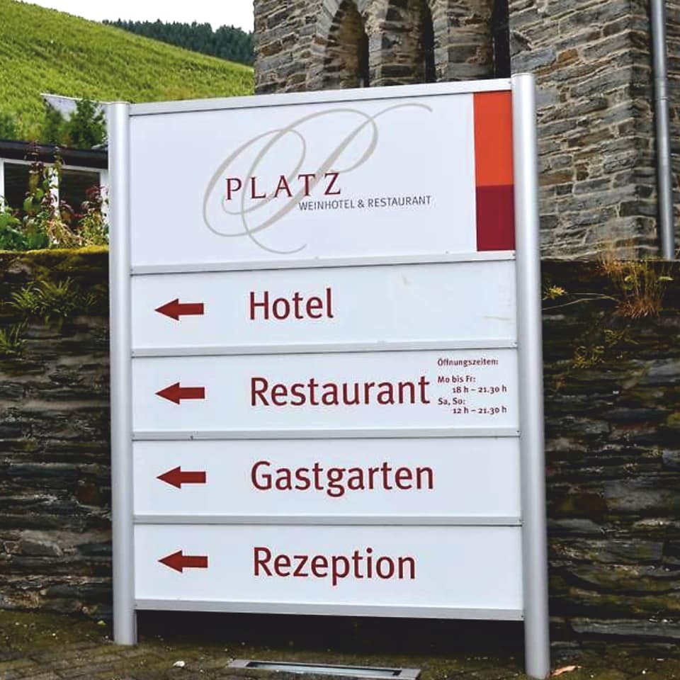 Hotel Platz Wegweiser Schild